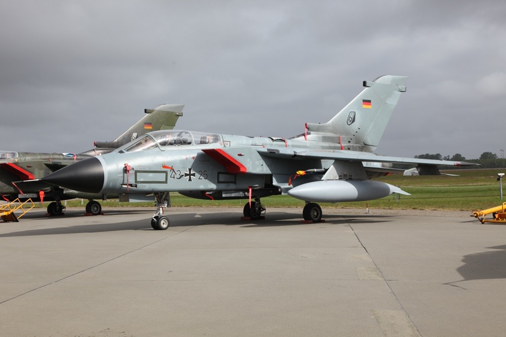 Ein Tornado IDS aus Büchel während des Fly-out der Atlantic auf dem Marinefliegerhorst Nordholz.