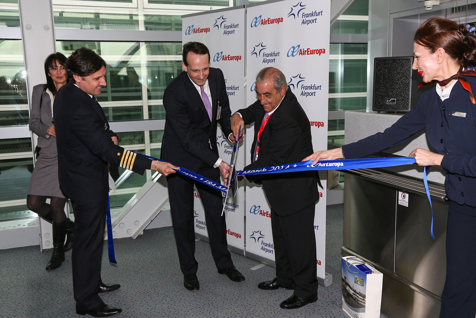 Dr. Prümm von der FRAPORT und Juan Jose Hidalgo, CEO der Air Europa beim Durchschneiden des Bandes.
