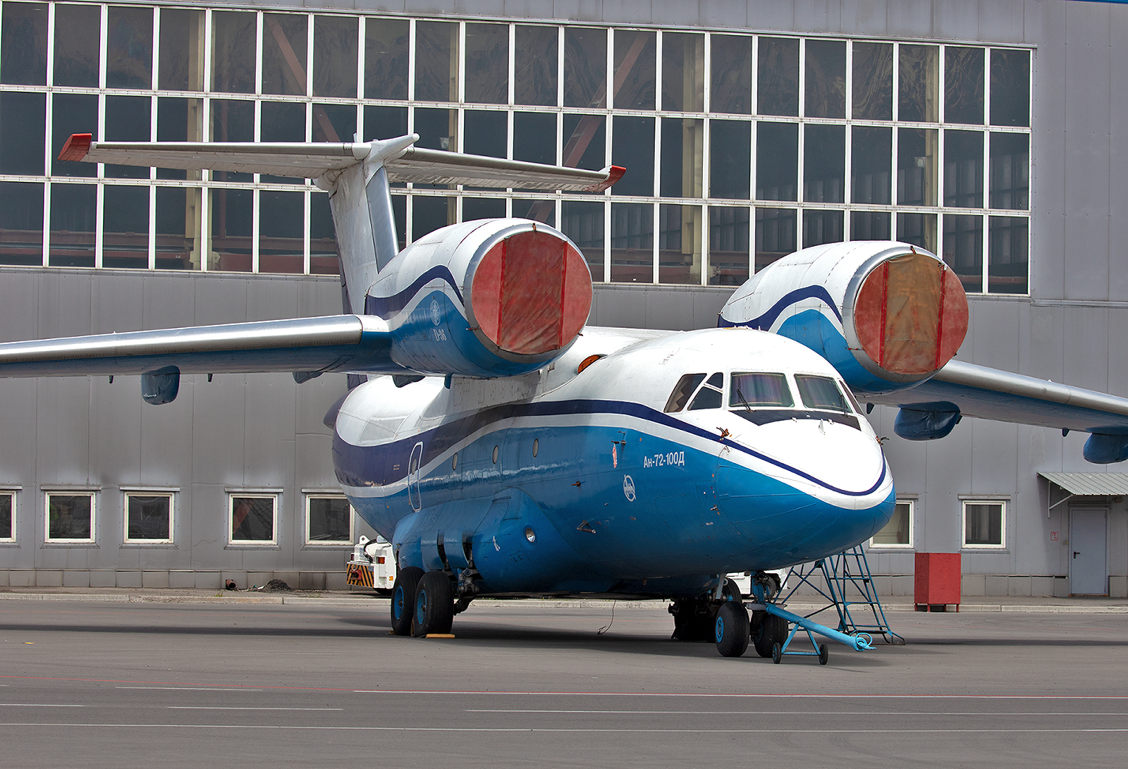 Antonov An-72 der Kazairjet.