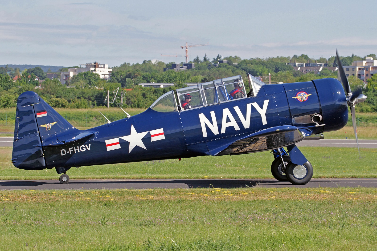 D-FHGV - Gebaut als North American AT-6 Harvard II wurde diese Maschine am 22. April 1941 als Kennung 3771 an die Royal Canadian Air Force ausgeliefert. Über viele Eigentümer in Nordamerika wurde sie 2010 mit der Kennung NX90541 nach Deutschland verkauft.