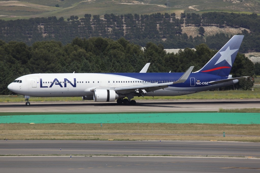 Boeing 767-300 der LAN Equador mit Winglets.