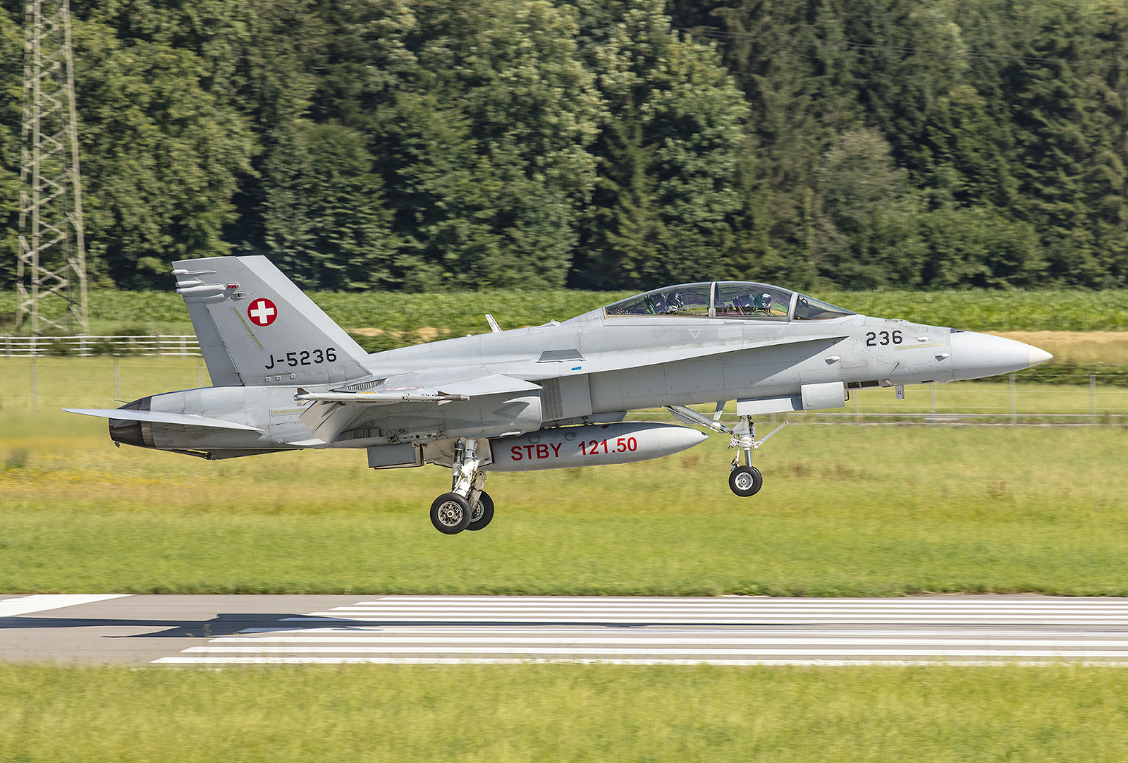 Auch die Zeit der F-18 in der Schweiz ist begrenzt und im Herbst steht eine Volksabstimmung über die Bewilligung eines Nachfolgers an.