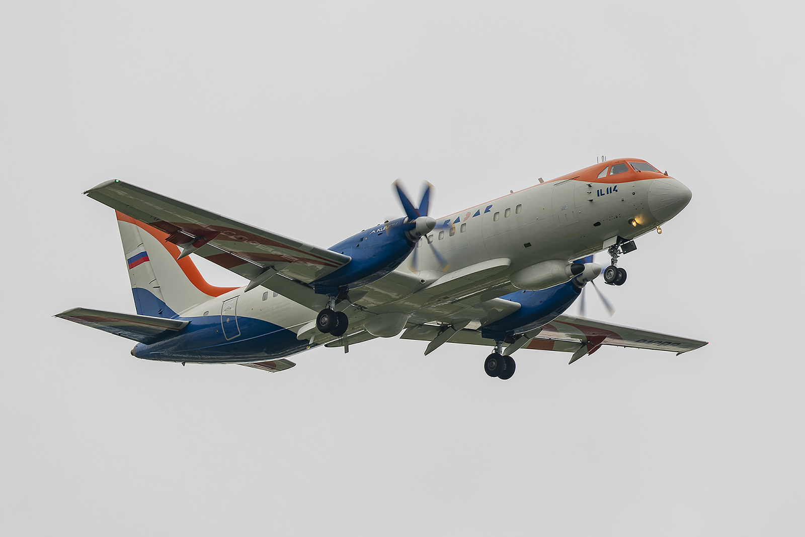 Die Il-114 bei der Landung.