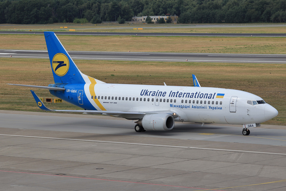 Ehemals in den Farben der Virgin Express unterwegs war diese Boeing 737-300 der Ukraine International.