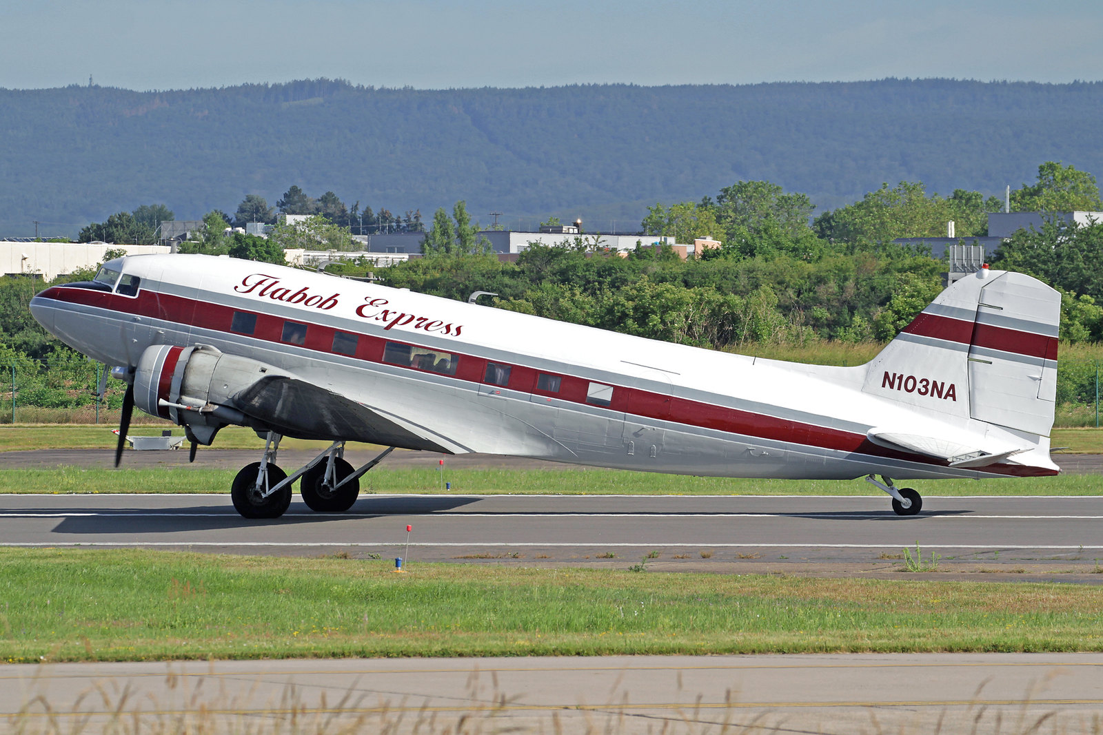 N103NA - Diese schöne Douglas DC-3 (s/n 9531) wurde 1943 in Long Beach als eine C-47A-30-DL hergestellt. Heute ist sie am Flabob Airport beheimatet (ein kleiner Flugplatz, etwa sechs Kilometer nordwestlich von Riverside, Kalifornien).