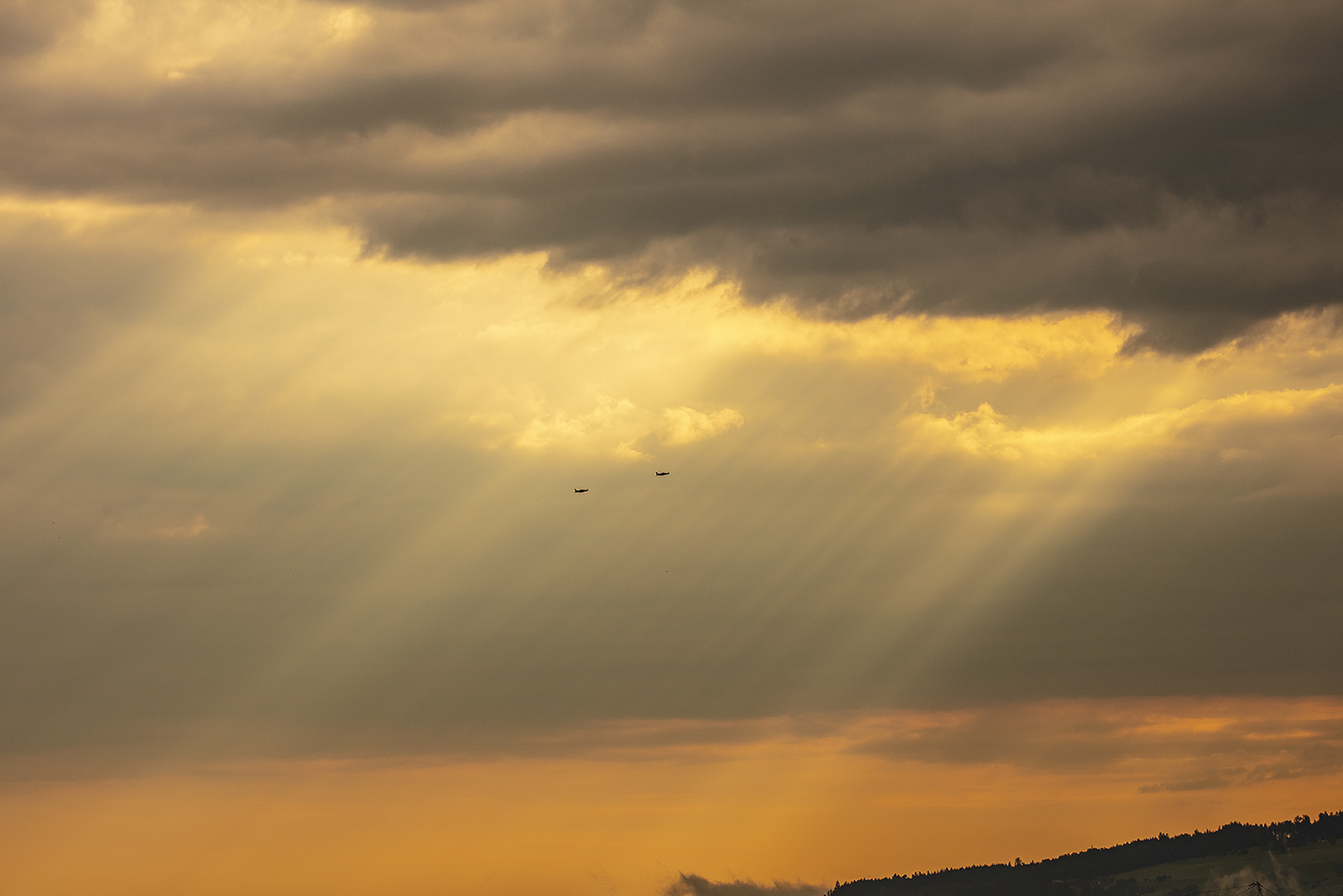 Zwei PC-21 entschwinden in den Sonnenaufgang.