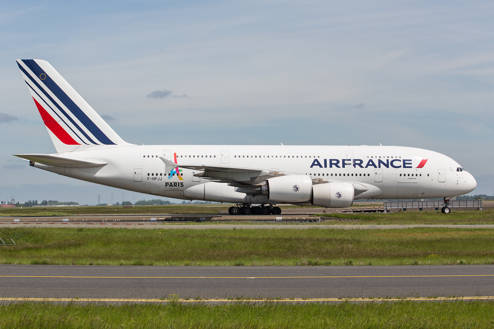 A 380 der Air France mit dem Logo der Olympischen Spiele in Paris 2024.