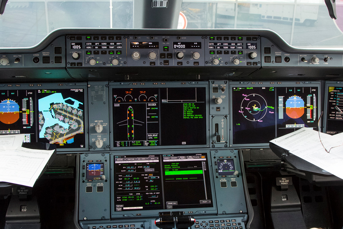 Das Cockpit ist im typischen Airbus-Style gehalten und sehr aufgeräumt.