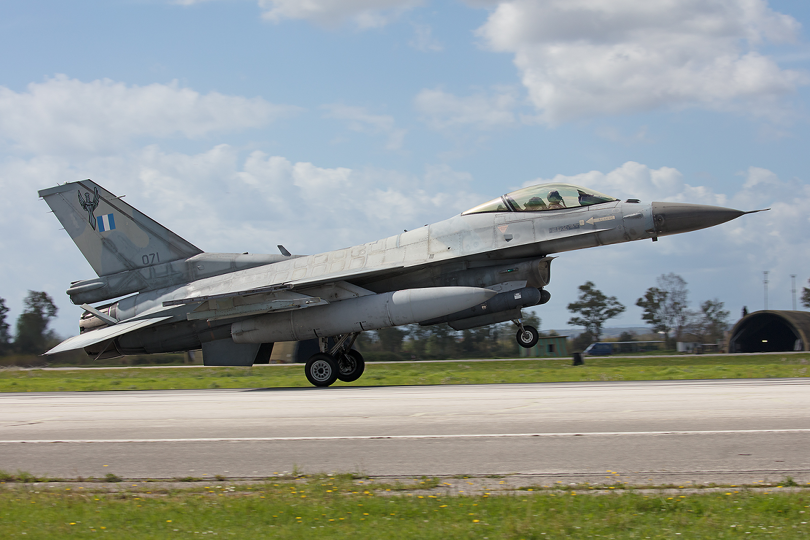 071, General Dynamics F-16C Block 50 der 347 Mira aus Nea Anghialos.