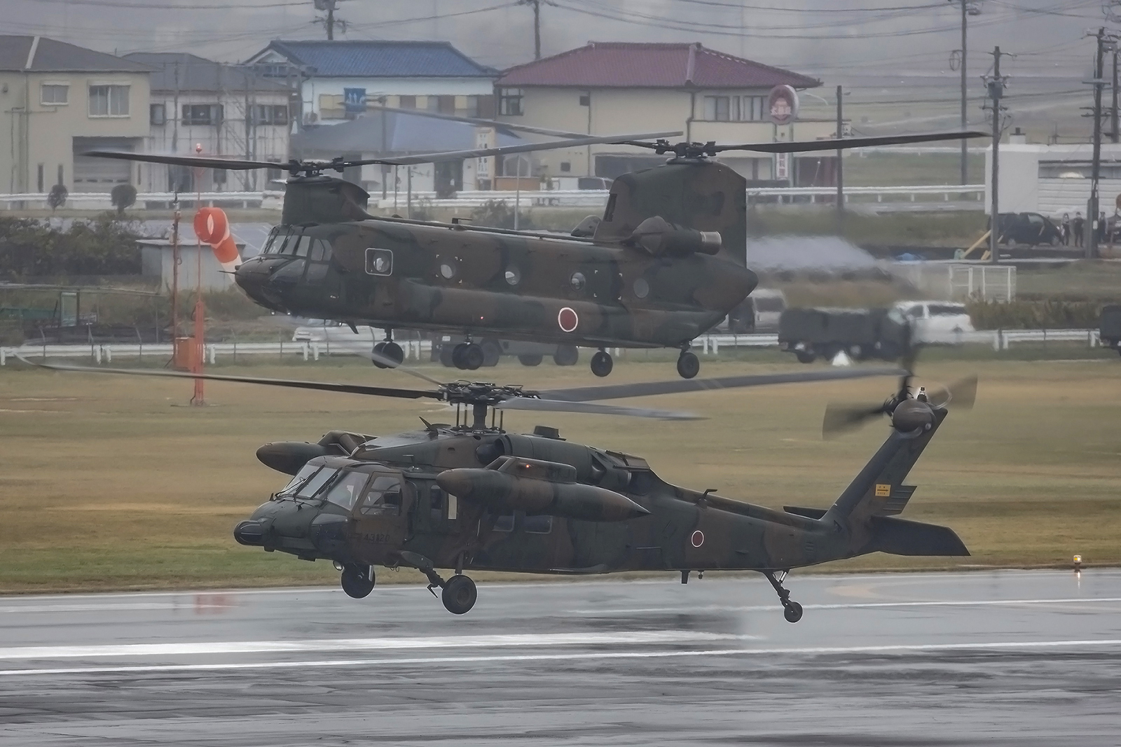 22 Hubschrauber heben synchron ab, was für eine Performance.