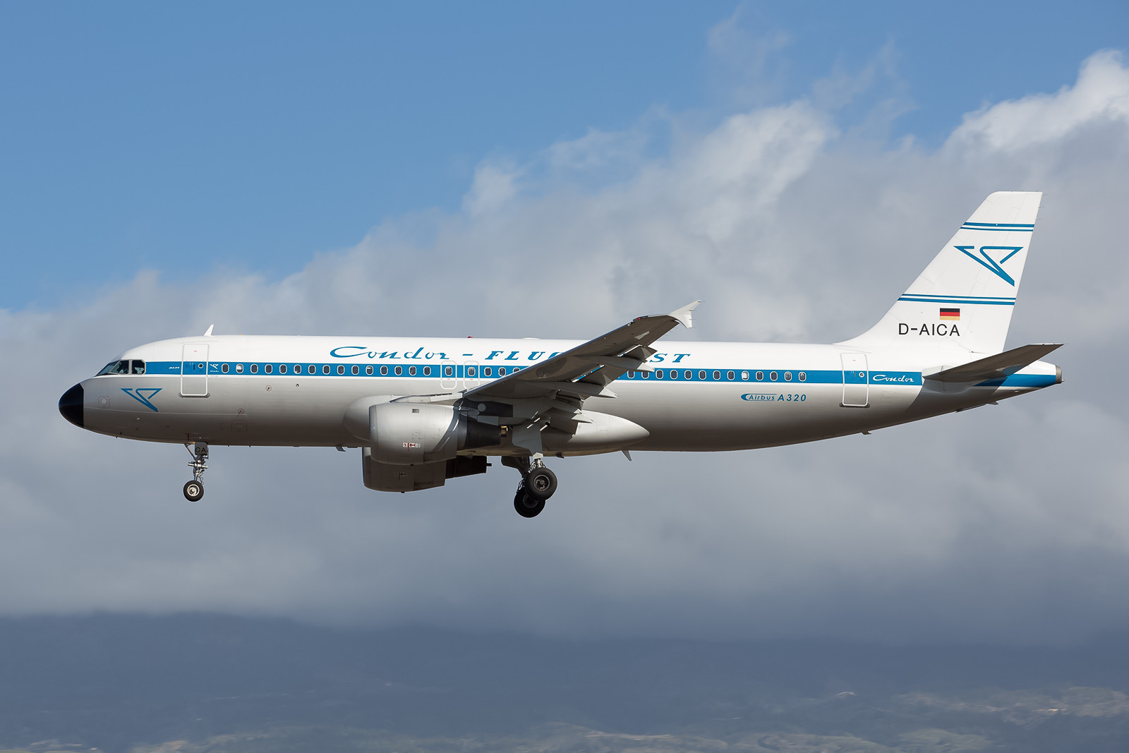 D-AICA, der Airbus 320-212 ist derzeit als Condor-Retrojet unterwegs.