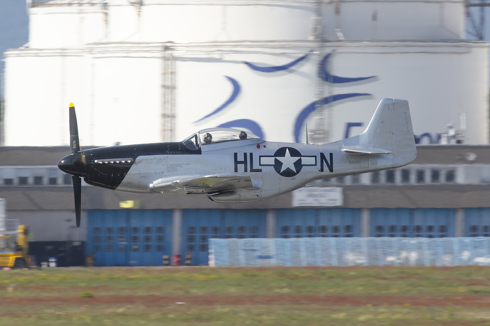 Im Tiefstflug schoß diese P-51D Mustang von Meiermotors über die Südpiste.