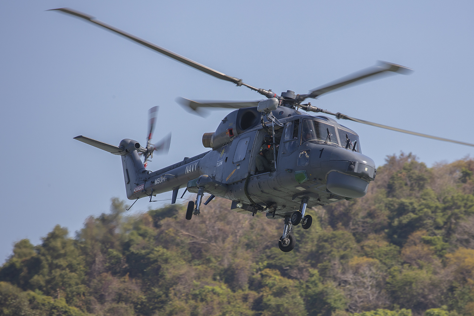 Ein Lynx der Marine an der Resortworld.