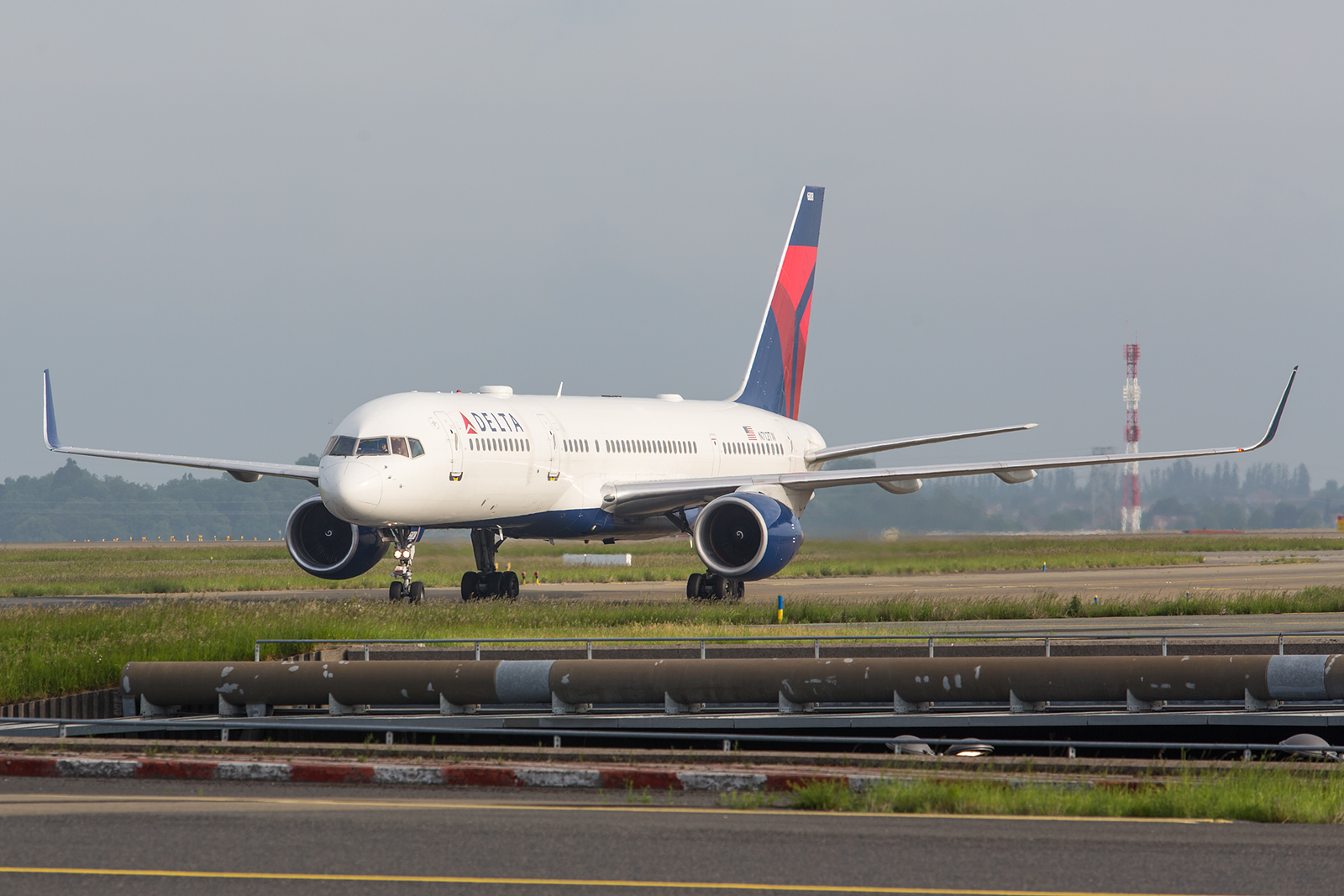 Da Paris seit weit im Westen liegt, fliegen alle US-Airlines auch mit der Boeing 757 nach CDG.