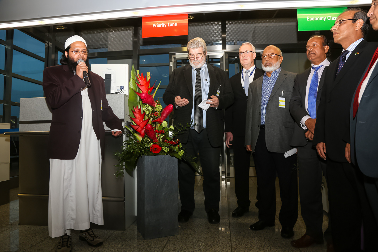 Segnung durch einen Imam. Neben Kevin Steele, stehen Peter Schmitz (Vorstand Operations FRAPORT) und Air Marshal Jamal Uddin Ahmed (Chairman der Biman)