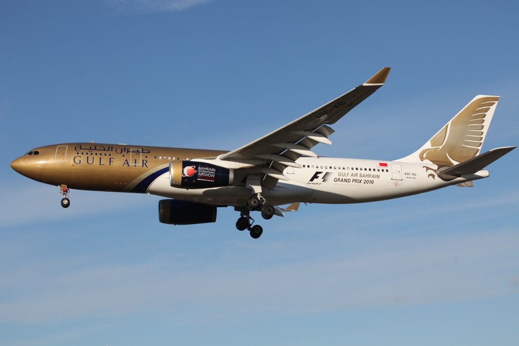 Gulfair Airbus A 330-200 als fliegende Werbetafel.