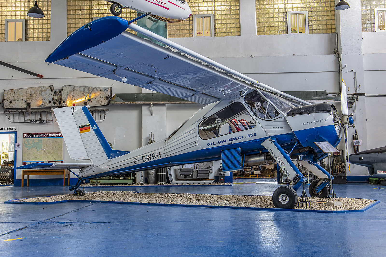 Merseburg - PZL 104 Wilga, siediente u.a. der GST als Schleppflugzeug.