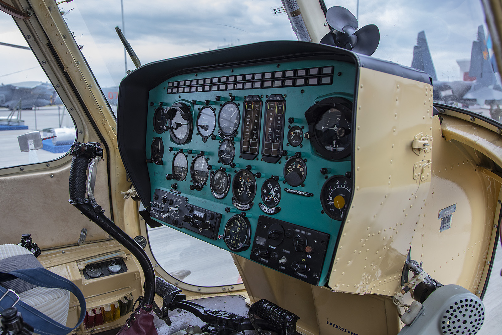 Das Cockpit der PZL Mi-2