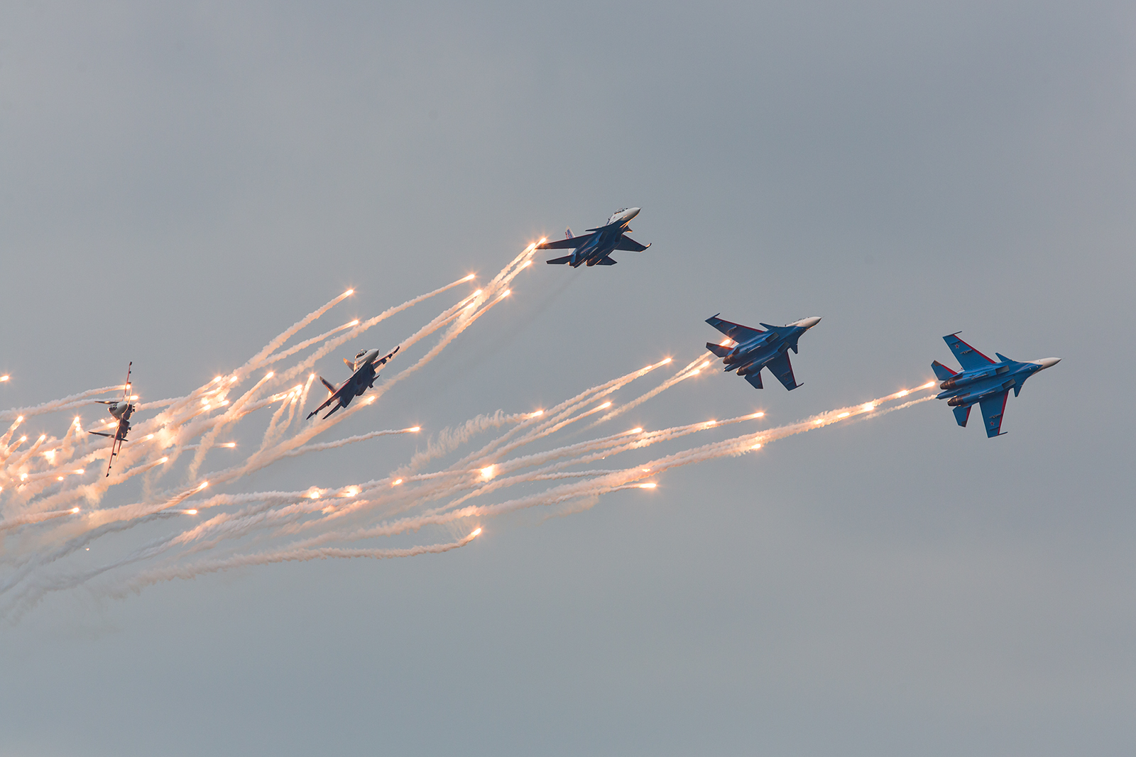 Der Split der "Russian Knights" mit reichlich Feuerwerk.