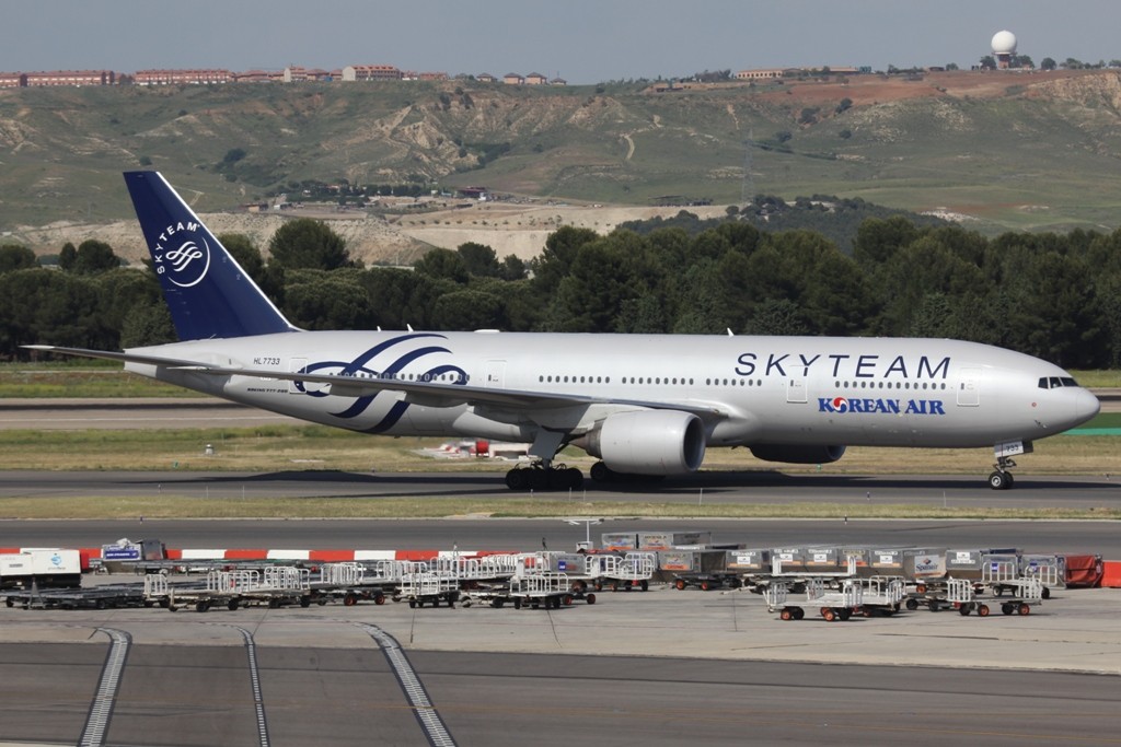 Boeing 777-200 der Korean Air in den Farben der Skyteam-Alliance.