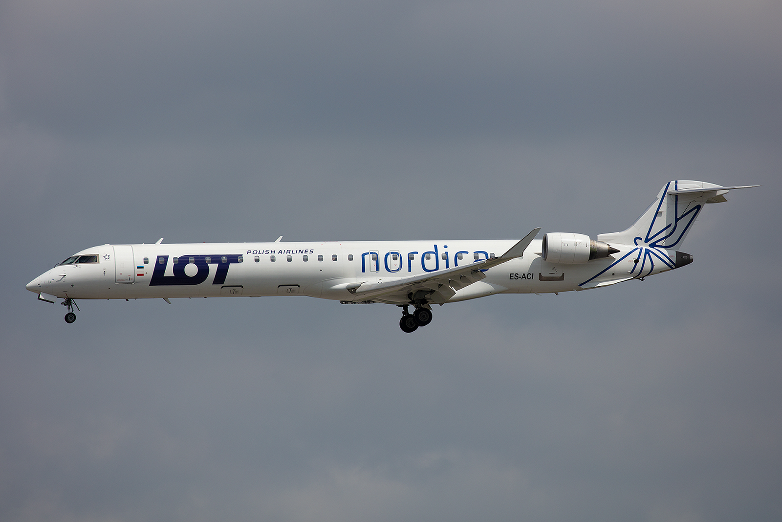 Vier CRJ-900 der estnischen Nordica fliegen derzeit für die LOT. Nordica wurde nach der Betriebseinstellung von Estonian Air 2015 in Tallinn neu gegründet.