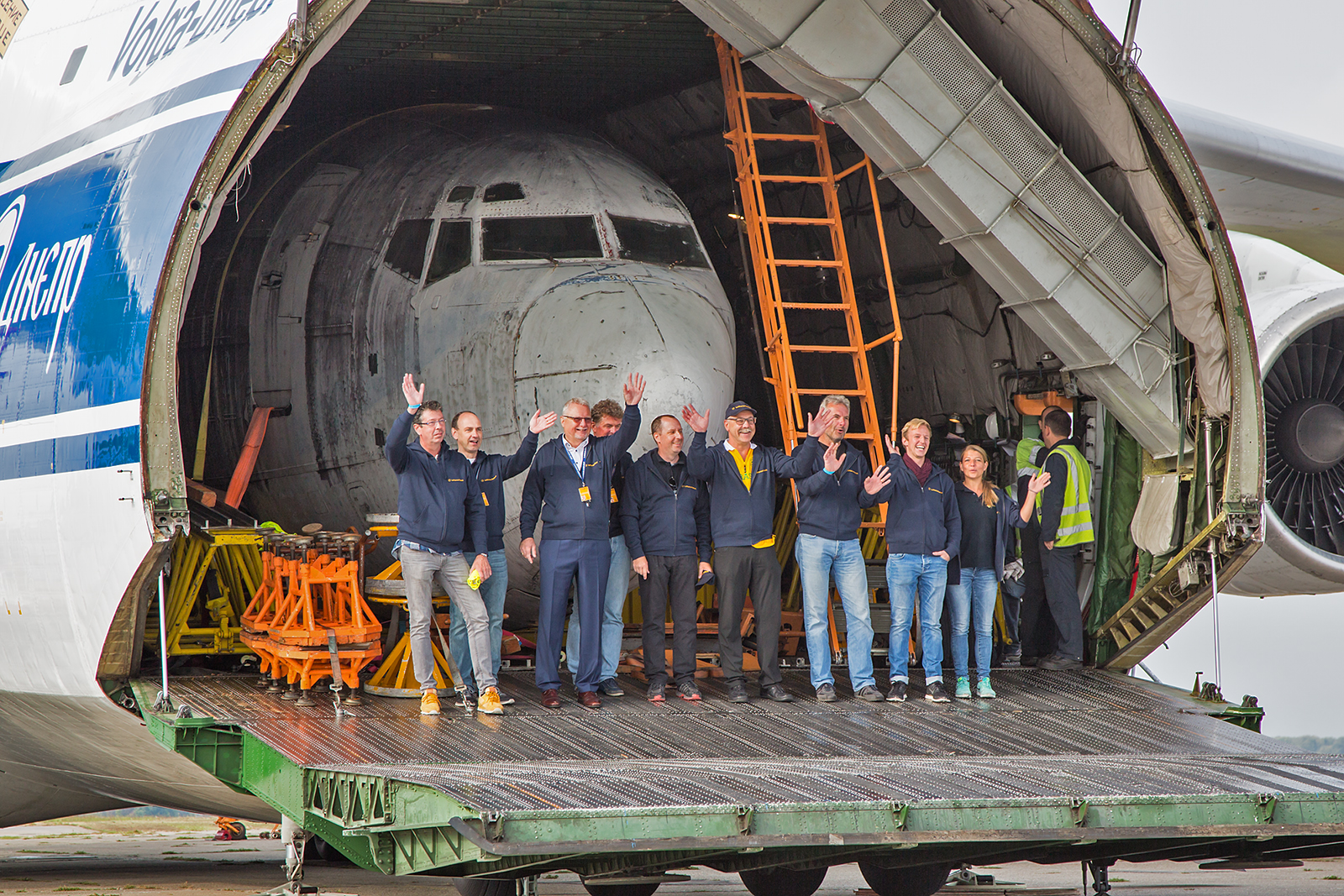 Ein Teil der Crew von LH-Technik mit der Maschine.