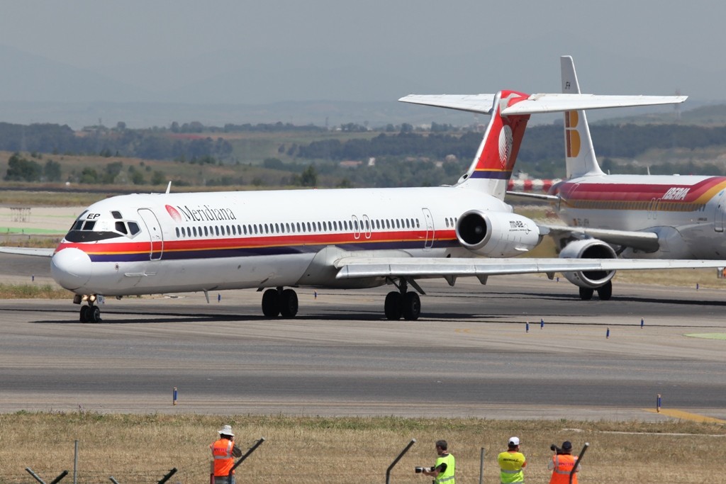 Meridiana MD-82