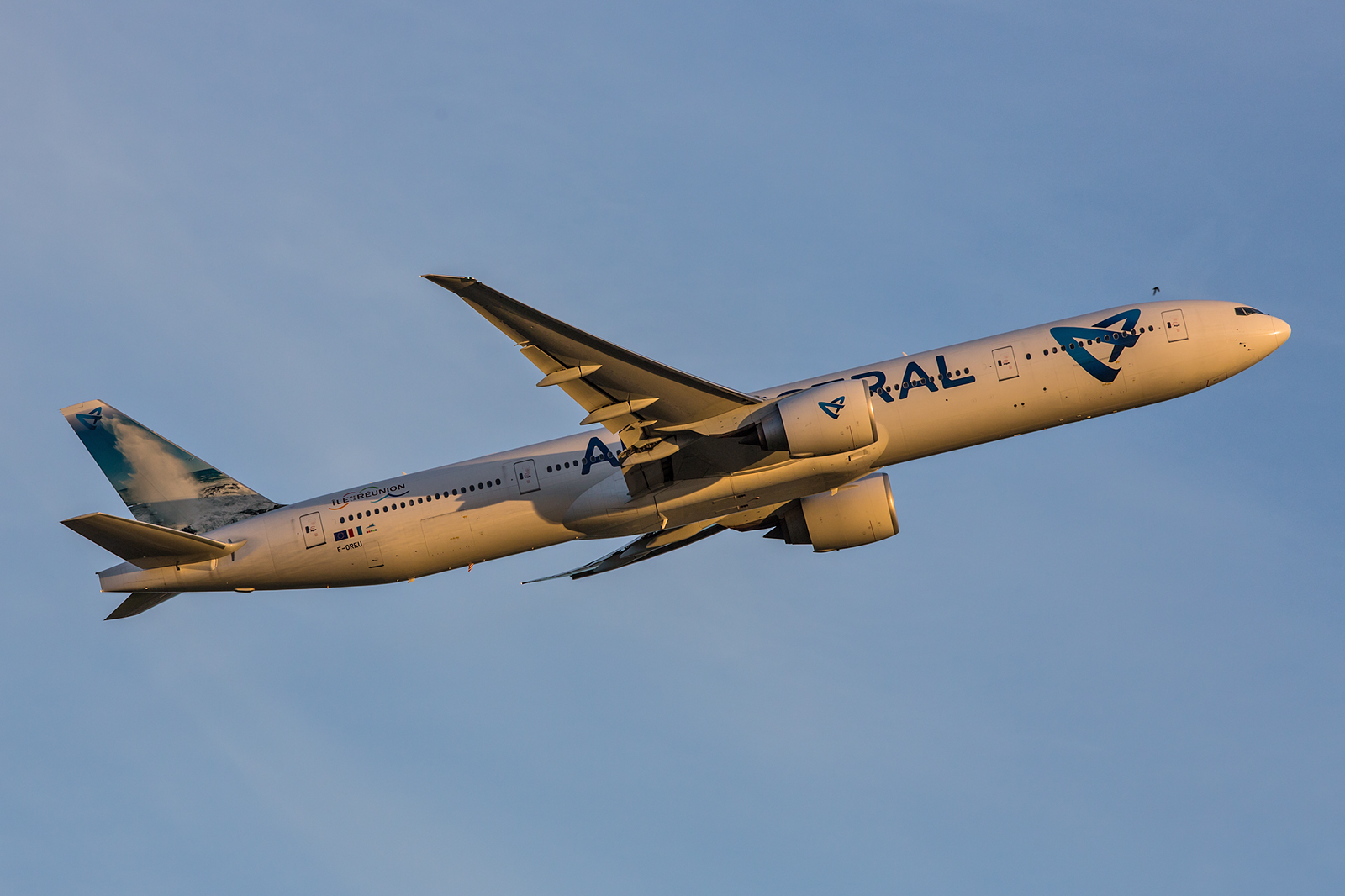 Ein Lotteriespiel ist es die Boeing 777 der Air Austral noch bei Licht zu bekommen. Oftmals haben sie Verspätung und fliegen erst im Dunkeln ab.