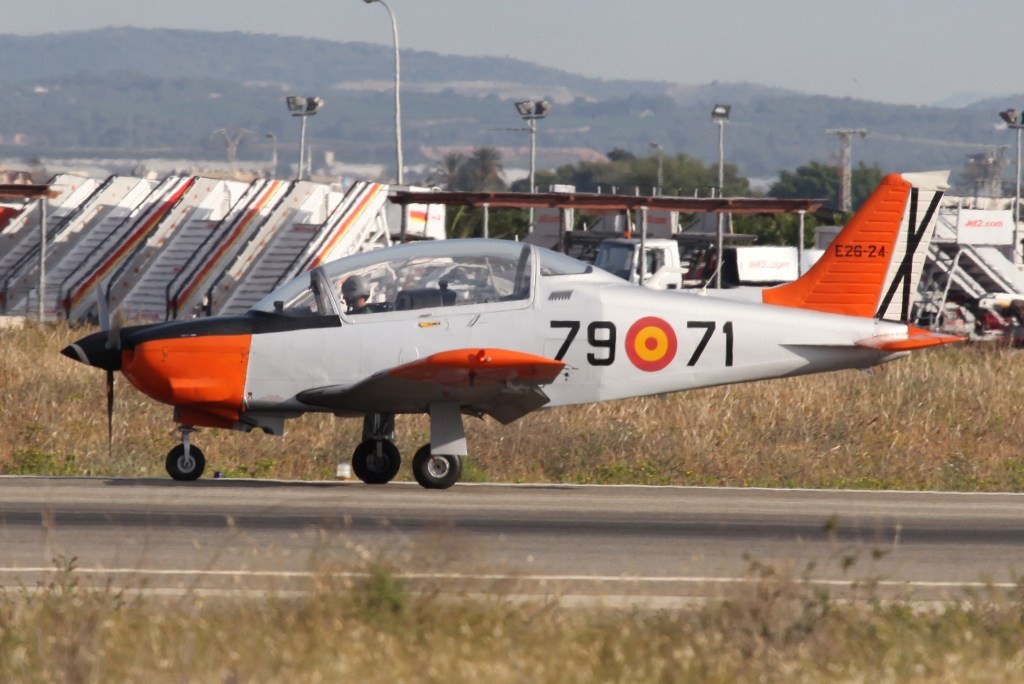 Die T-35 sind die ersten Flugzeuge, die die Pilotenschüler fliegen.