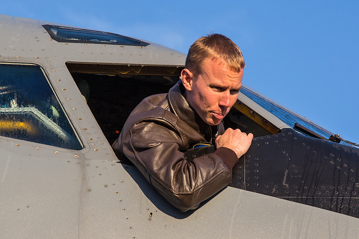 Capt. Ward im Gespräch mit der Groundcrew.