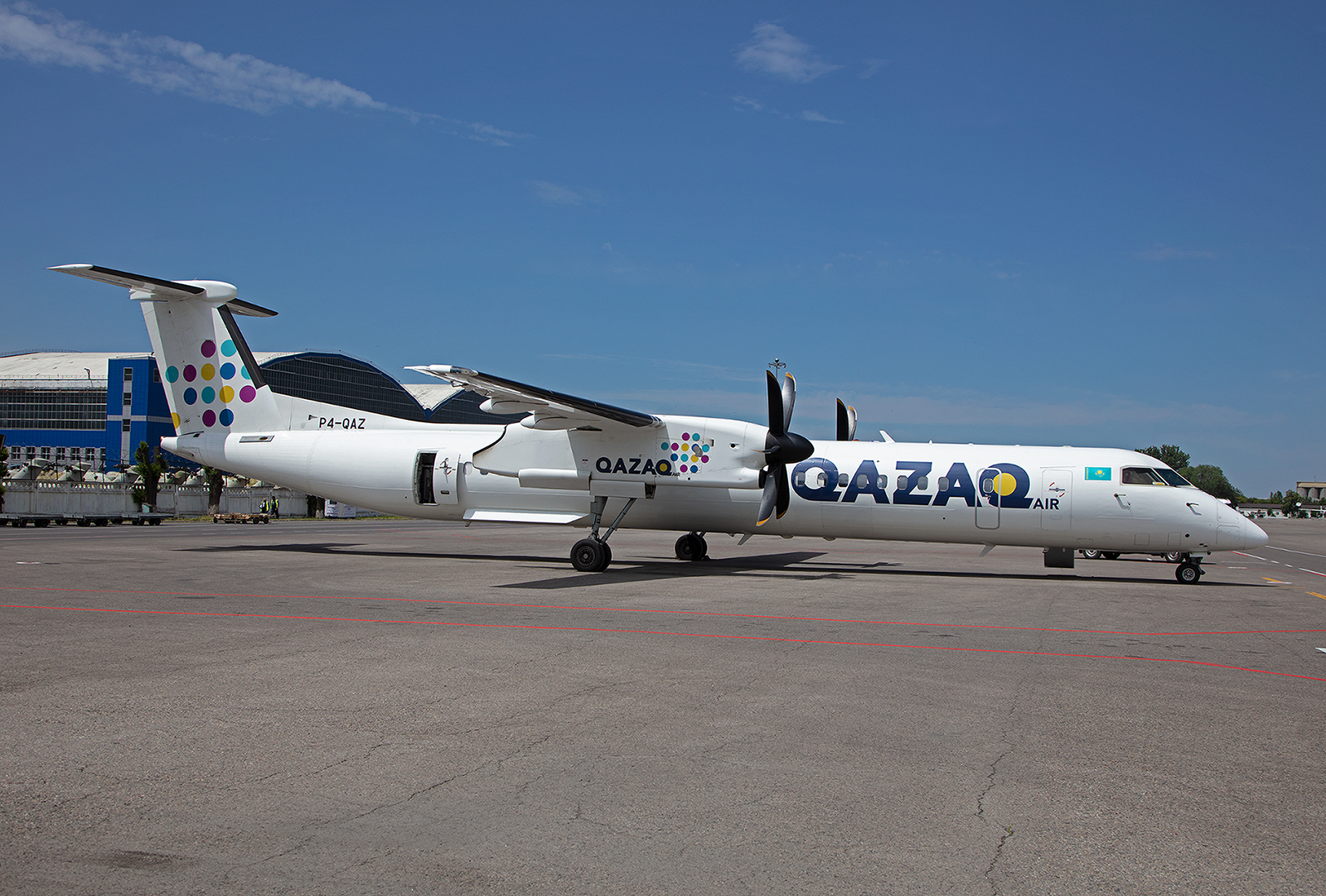 Mit dieser Dash 8Q400 gings am Abend zurück nach Astana.