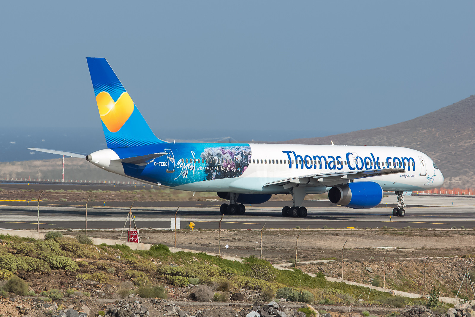 Thomas Cook hat neben der o.g. A321 noch eine Boeing 757-200 mit Werbung für die ägyptischen Ferienziele versehen.