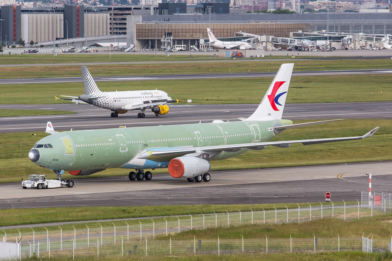 Noch fast ohne Farben präsentiert sich diese A330 für China Eastern.