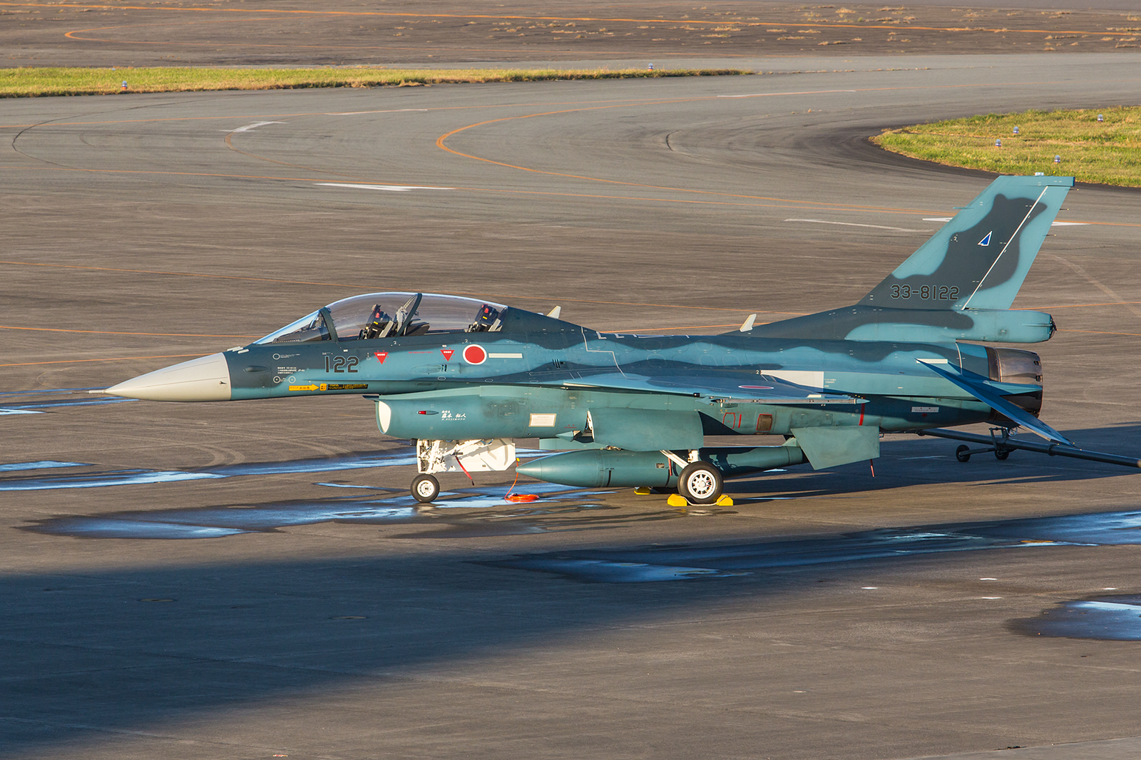 Ein F-2 Doppelsitzer von der 21 Hikotai aus Matsushima.