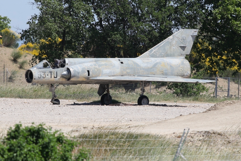 Die Feuerwehr übt an dieser Mirage III.