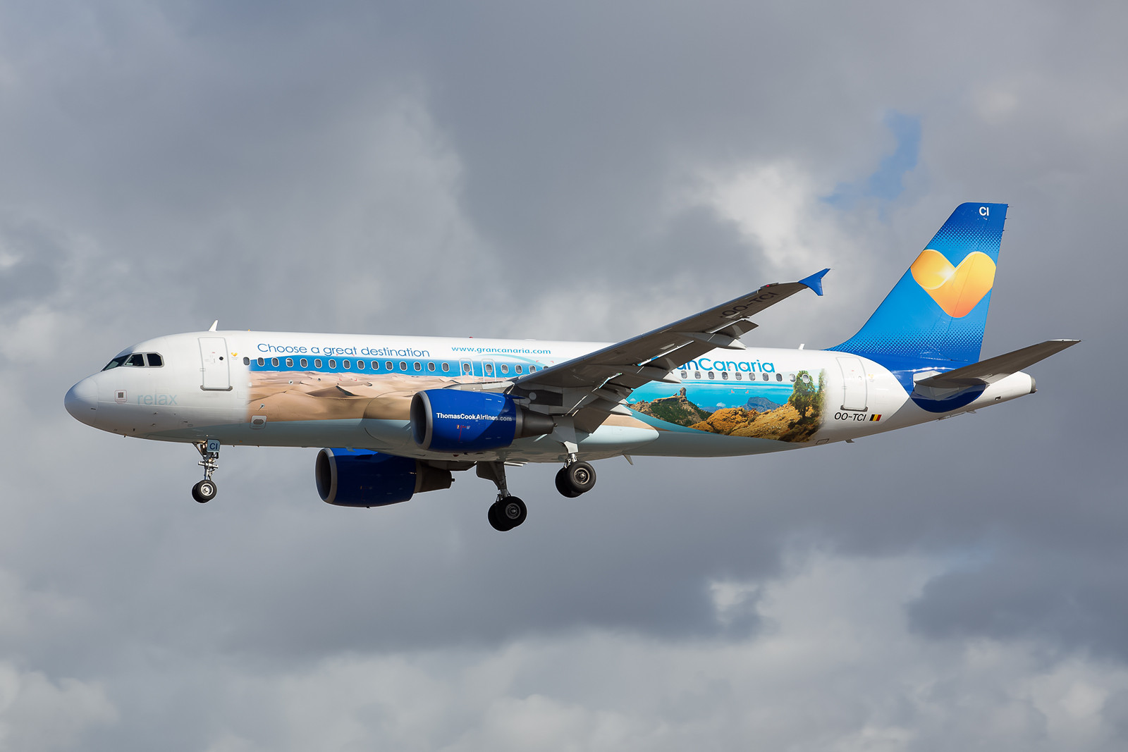 Für die Nachbarinsel Gran Canaria macht dieser Airbus 320-214 Werbung. Die OO-TCI war früher mal bei Azzurra Air als EI-DBD unterwegs.