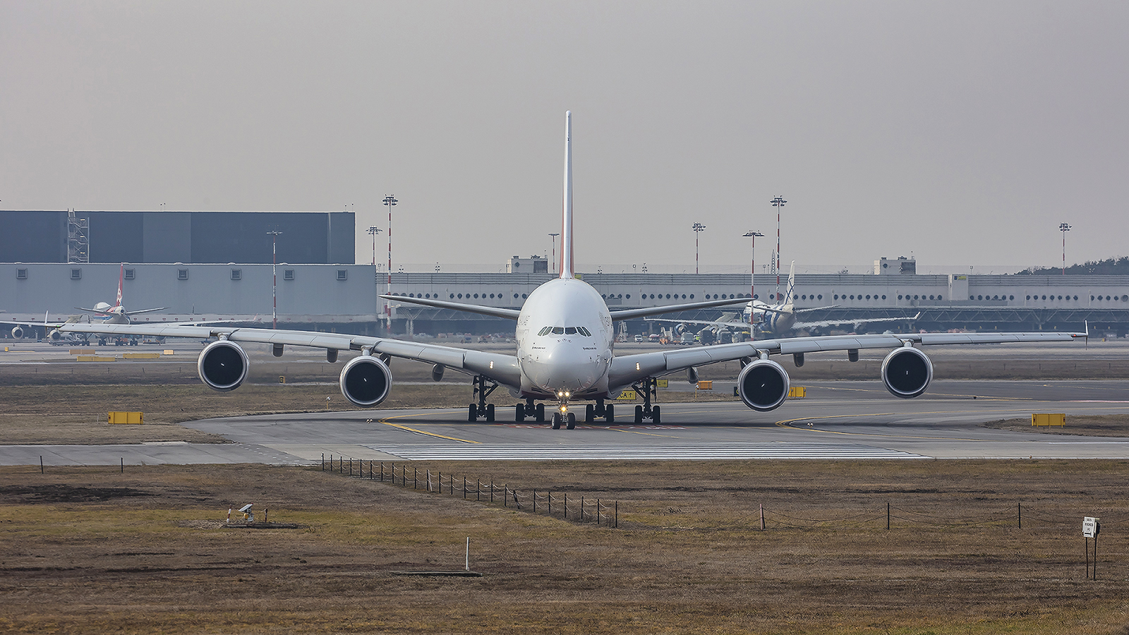 Wenn man über 100 A380 besitzt muss man damit auch irgendwo hinfliegen, auch wenn es keinen Sinn macht.