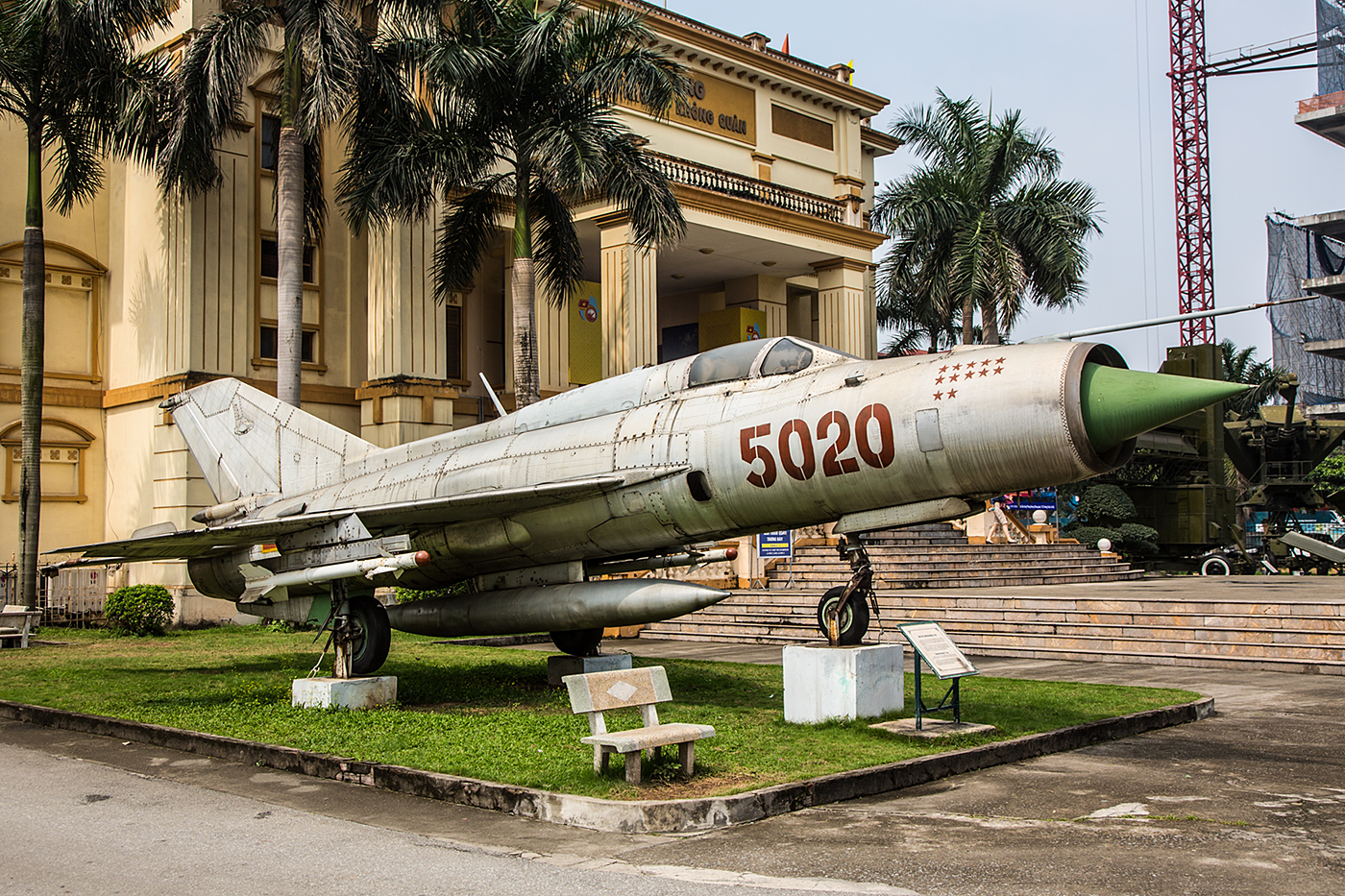 MIG-21PFM vor dem Museum