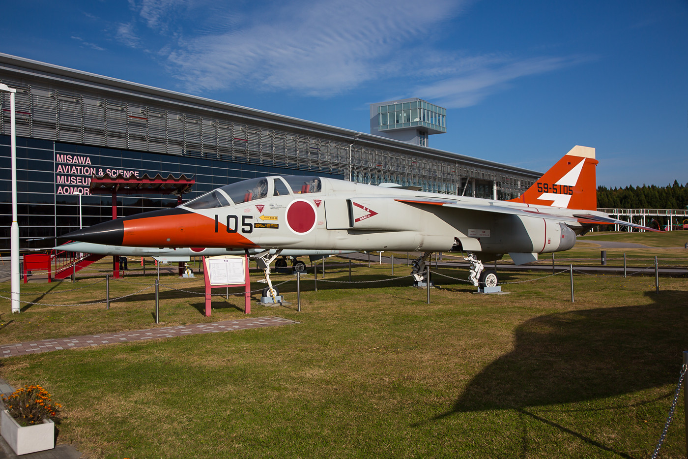 ....sowie eine F-2 der ADTW aus Gifu.