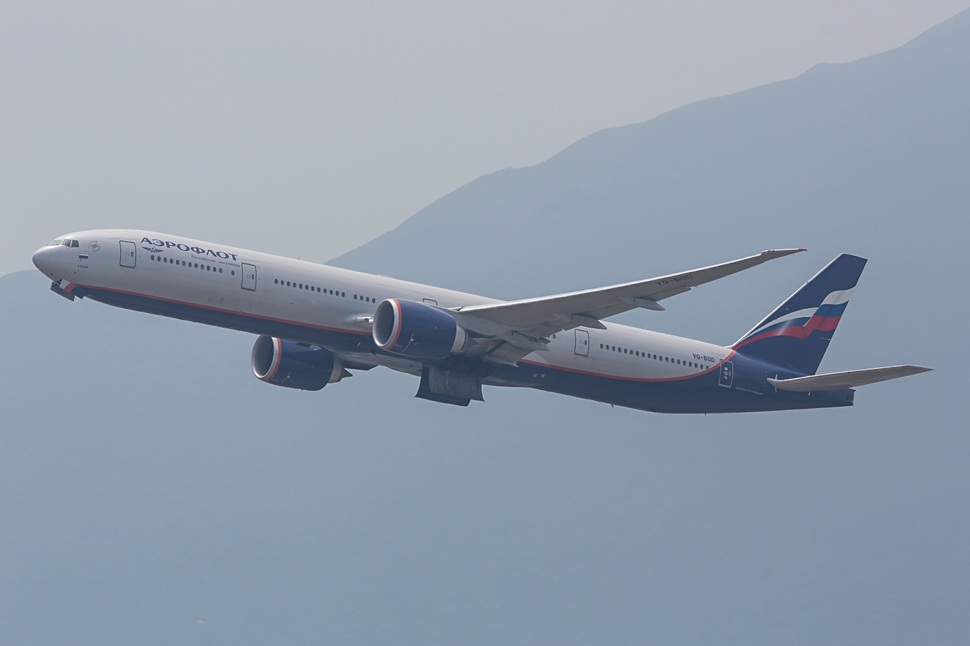 Mal sehen wie lange man sie noch sieht, die Boeing 777-300ER der Aeroflot. Die Sanktionen gegen Russland zwingen auch langsam die größte Airline des Landes in die Kniee und sorgen dafür, dass die Flotte verkleinert werden muss.