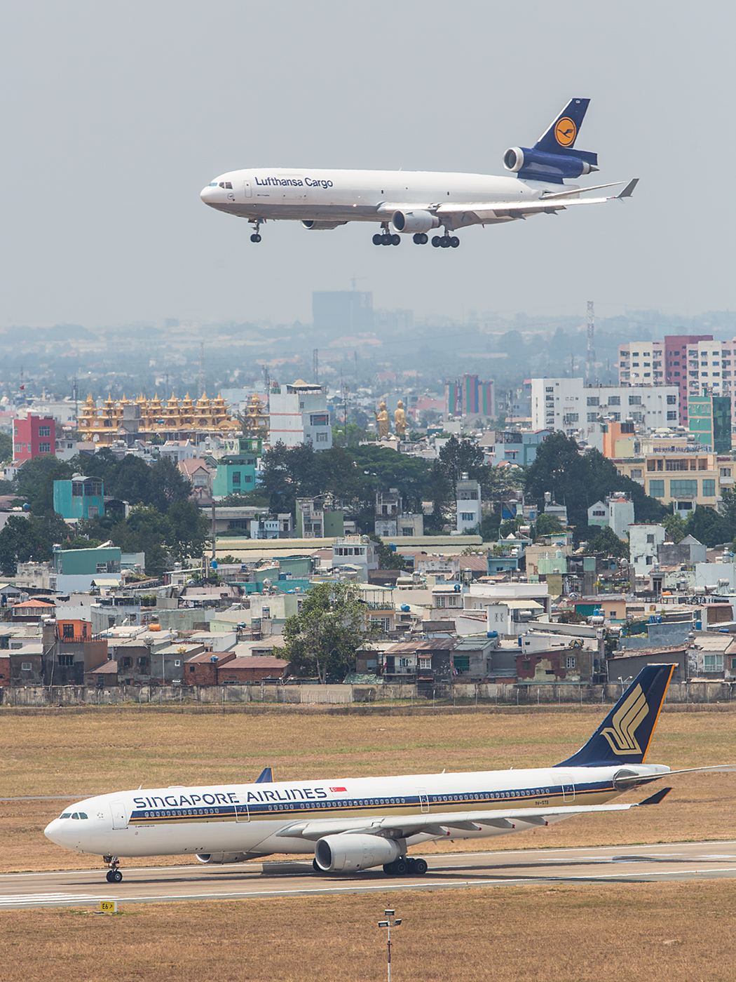 Lufthansa Cargo MD-11 im Endanflug.