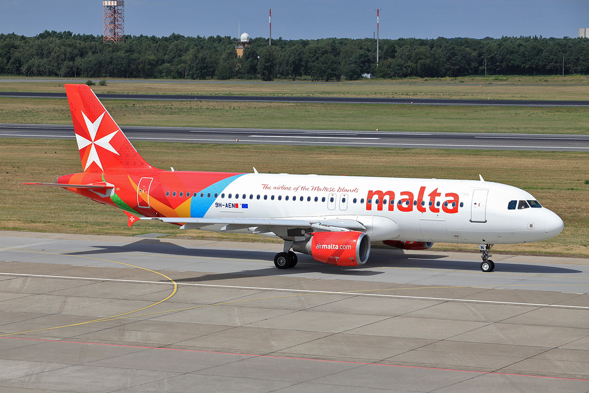 Die neu farbenfrohe Lackierung der Air Malta auf einer A-320.