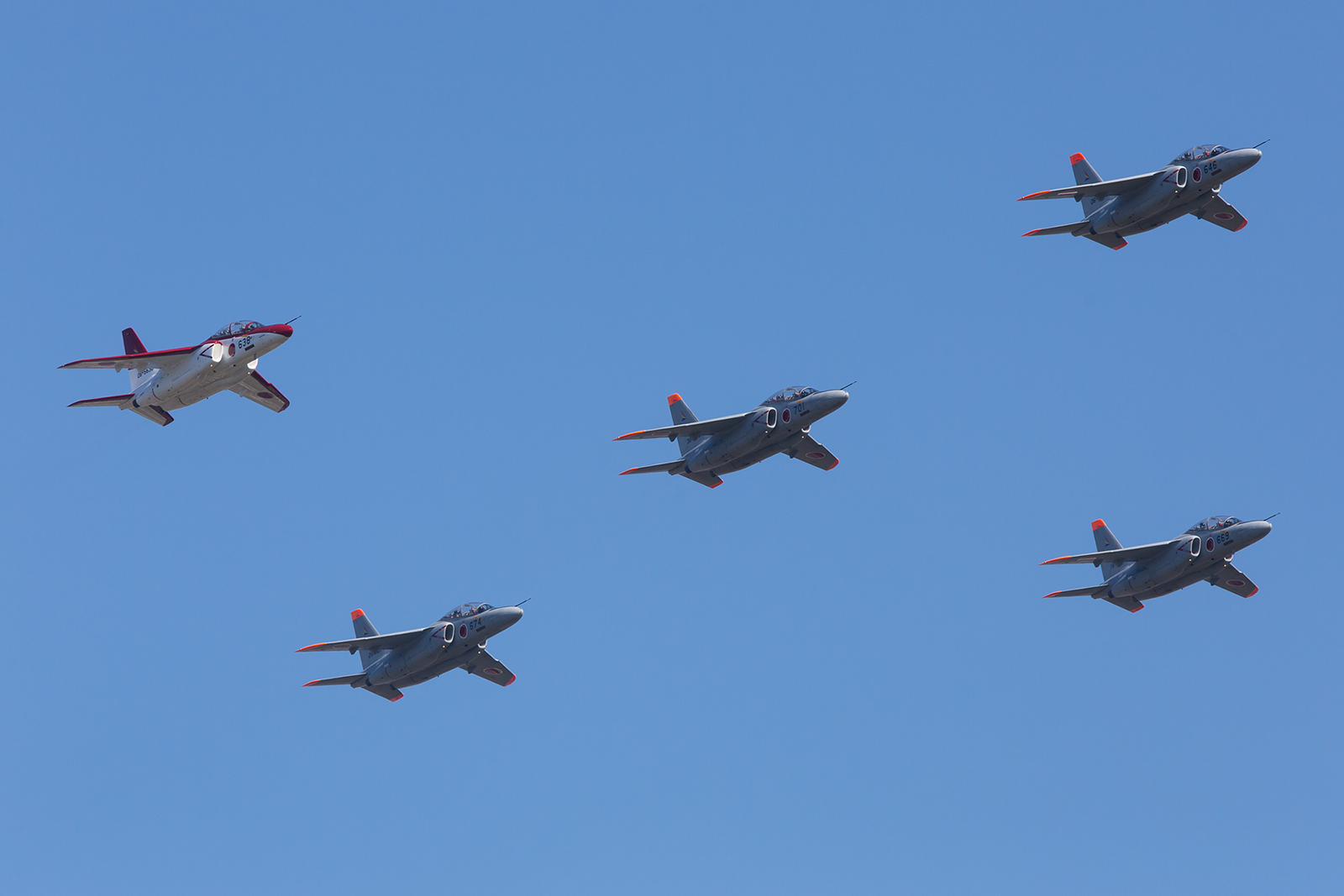 Die linke T-4 in dieser Formation trägt noch die Farben den "Red Dolphins" aus Ashiya.