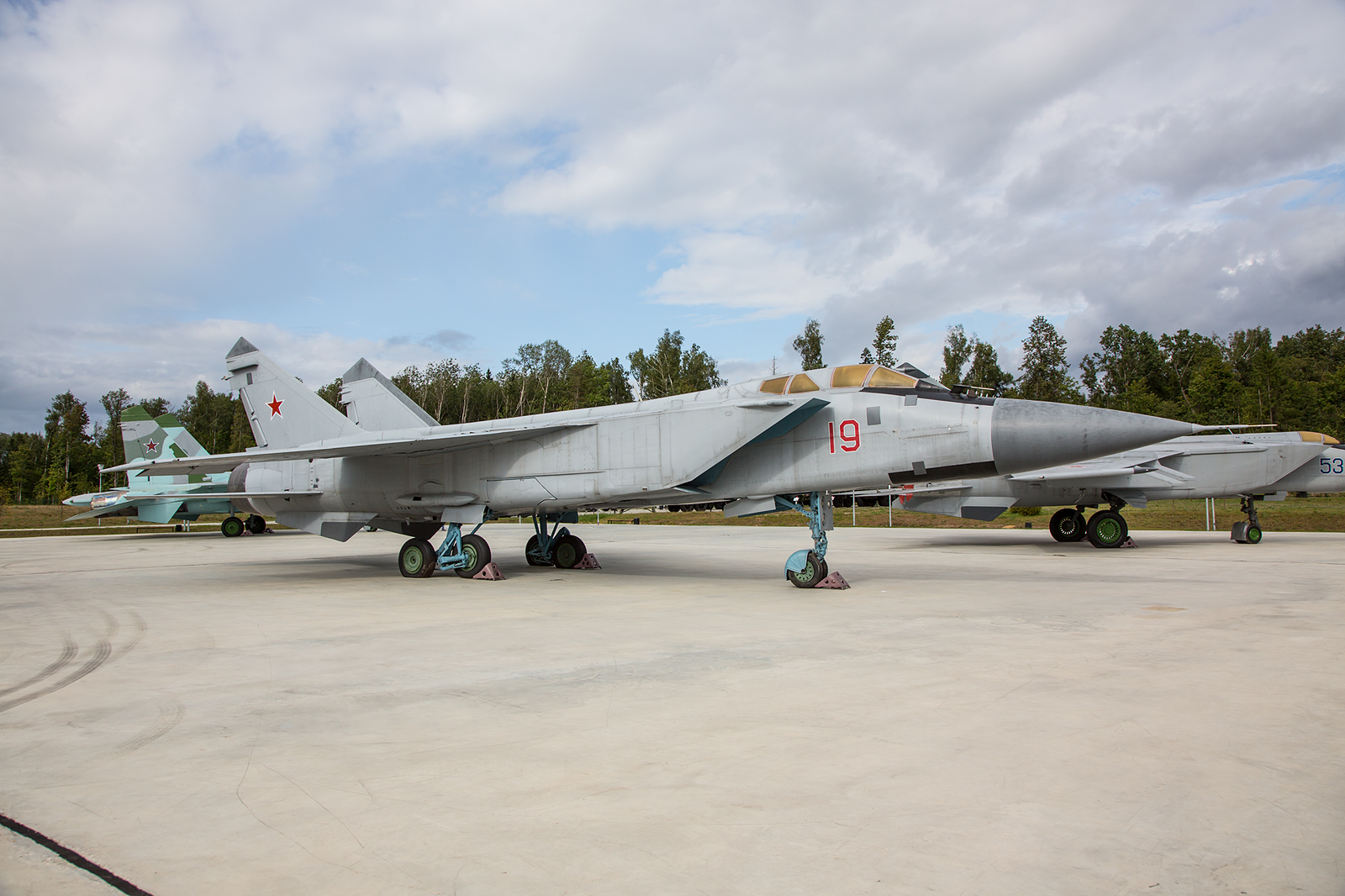 Der Abfangjäger MiG-31. Er soll vorallem Marschflugkörper bekämpfen und ist für hohe Geschwindigkeiten gebaut.