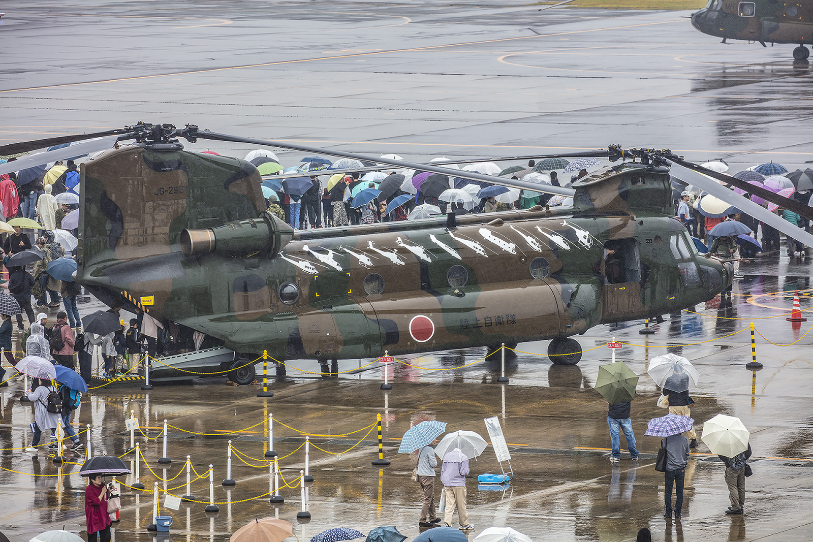 Auf dieser Chinook finden sich alle Muster, die bei der JGSDF im Einsatz sind. Hinten ist schon der MV-22 Osprey zu erkennen.