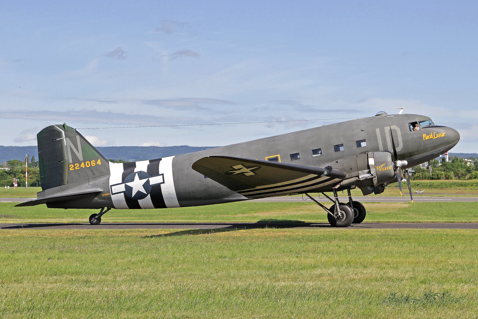 N7458 - Diese Maschine wurde 1942 als eine C-47A-40-DL von Douglas in Long Beach gebaut, im 2. Weltkrieg erhielt sie von ihrer Besatzung den Namen “Placid Lassie”. Auf dem linken Motor ist der Name der Ehefrau des Crew Chief's zu sehen: “Idling Ada”. 