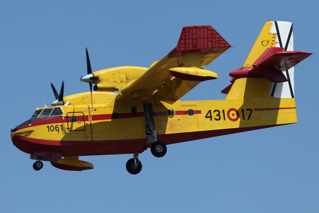 CL-215 kehrt von einem Überwachungsflug zurück. Während der Waldbrandsaison fliegen die Maschinen nahezu täglich Patroullien.