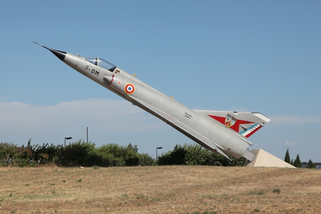 An der Autobahnabfahrt grüßt diese Mirage III.