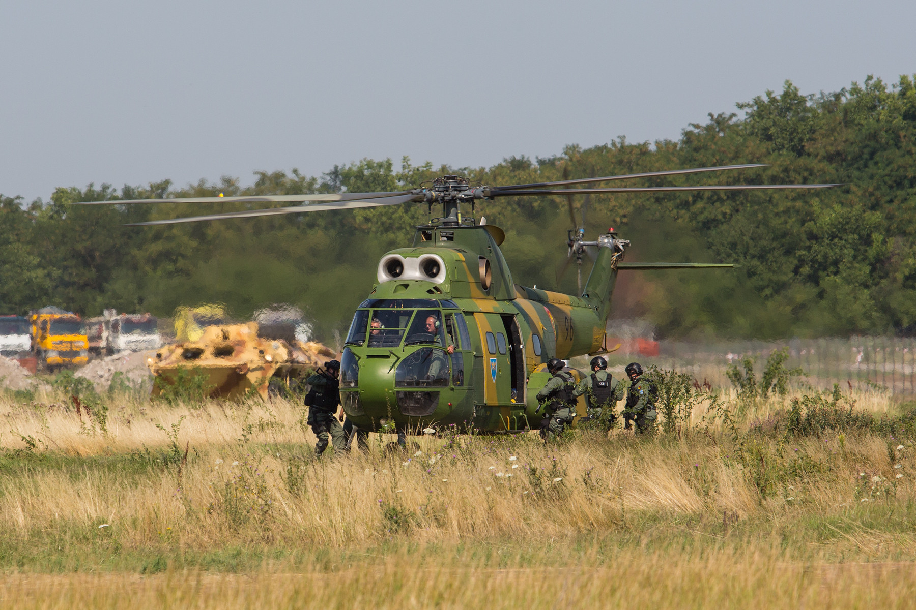 Nachdem die Verlezten geborgen wurden, nimmt ein weiterer Hubschrauber die Sicherungskräfte wieder auf. 