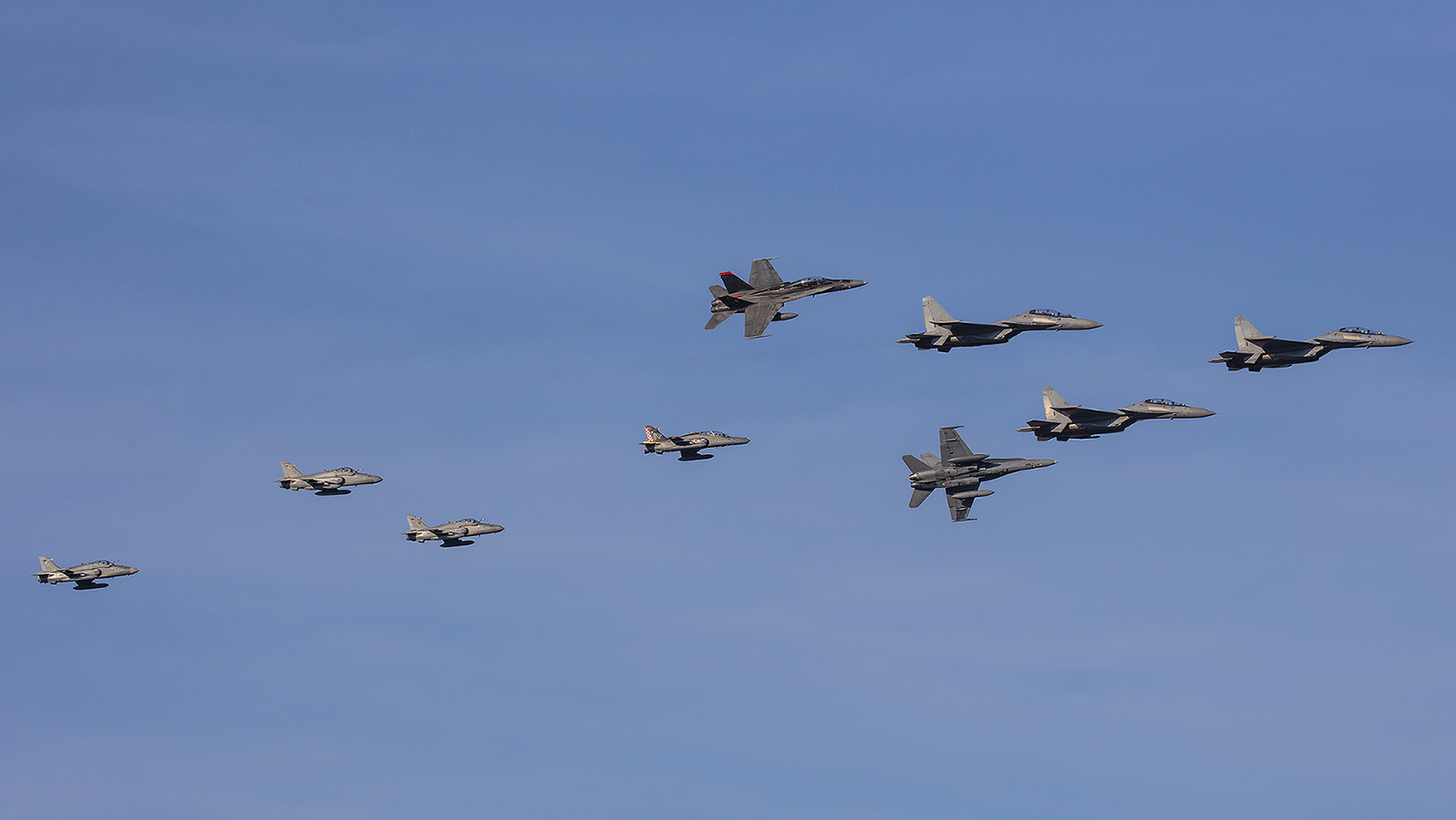 Sowie hier, als sich alle drei Combat Aircrafts der TUDM in einer Formation präsentieren.